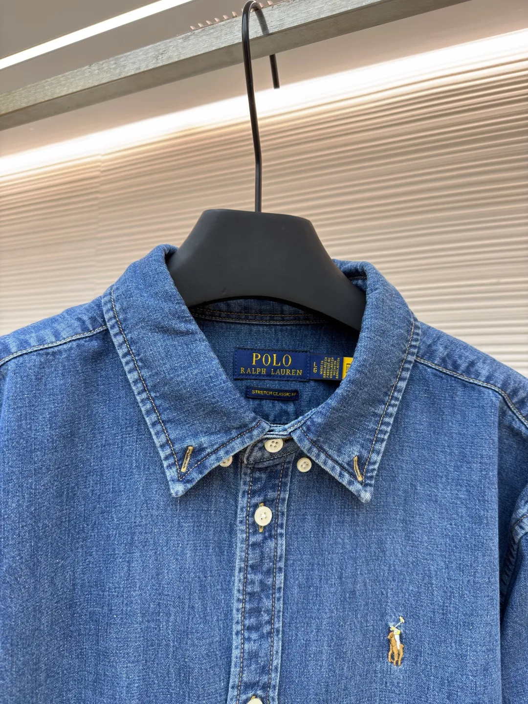 P450 Ralph Lauren colorful embroidered denim shirt ●Original version: Purchased and developed at 1790 ●Item number: 1682021-A95 ●Material: ring yarn denim fabric ●Technology: embroidery production ●Color: washed blue ●Version: fitted version ●Weight: about 520 grams ●Size: S-M-L-XL ●Description: Customized mellow thick weave twill ring yarn denim, soft and silky, comfortable and close to the skin, matte indigo A denim poem dyed with time. The exquisite colorful pony logo on the left chest jumps into indigo. It is highly recognizable. It carries an atmosphere of freedom and vitality. The symphony of pure and smart colors. The deconstructed poetics of the peak collar and placket creates a lazy French atmosphere. Even walking has a designed sense of calmness. Adopt imported machine embroidery technology, use advanced computer control system and precision mechanical components to realize colorful pony embroidery operations with high precision. The lines are smooth and delicate. Multiple horses are used to rub the sand and use high-pressure spray guns to rub at specific parts to achieve a local gradient effect. Then, the frosting technology is used to create a unique texture pattern. The workmanship is extremely complex and time-consuming. The washing and coloring process is used. A special desizing agent is preferred. The fabric is soaked in it to be evenly sized. After desizing Finally, rinsing is carried out. The workmanship is extremely complicated and the loss is high. The overall wiring is straight and delicate, the fabric is comfortable and soft, and the color is consistent without color difference. It can be matched with the same style to create a fashionable look and control various occasions. Customized accessories, complete with three standards, same style for men and women!